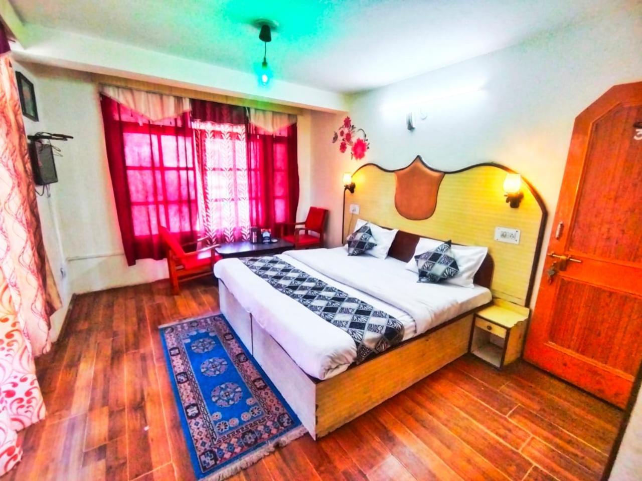 Hotel Gilbert Mountain View Manāli Esterno foto